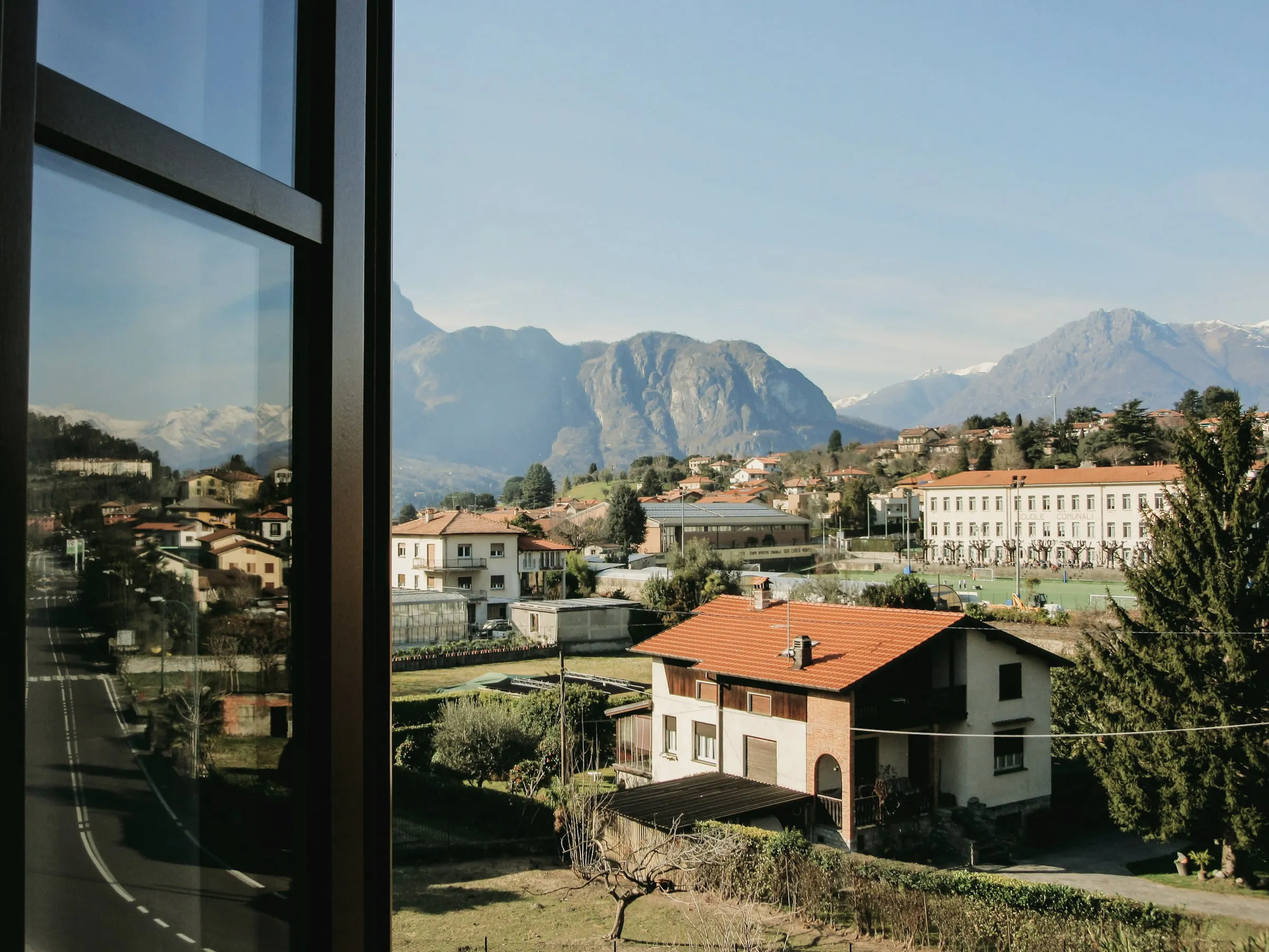 Vue sur les toits et les montagnes