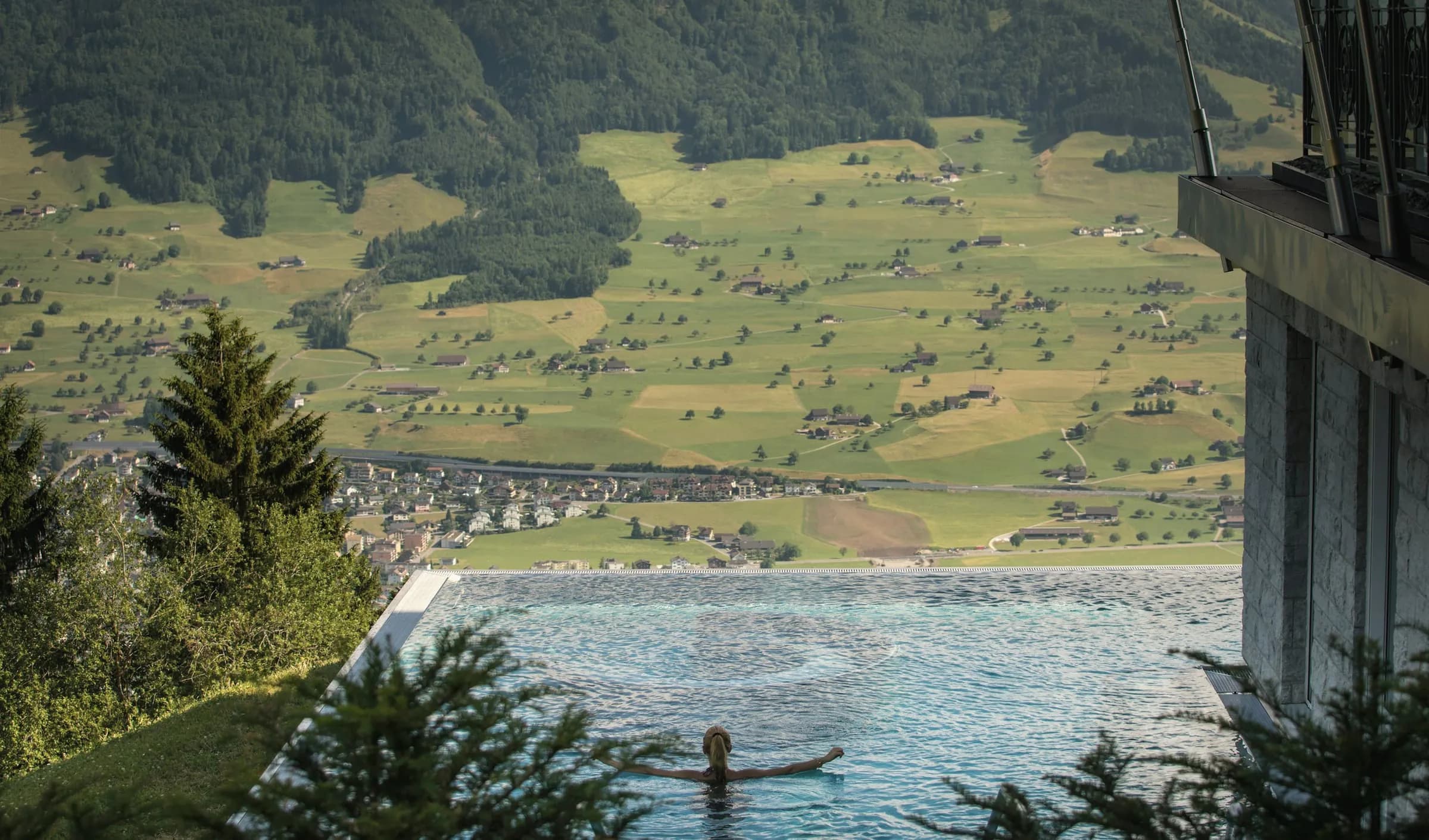 Bassin extérieur face à la vallée