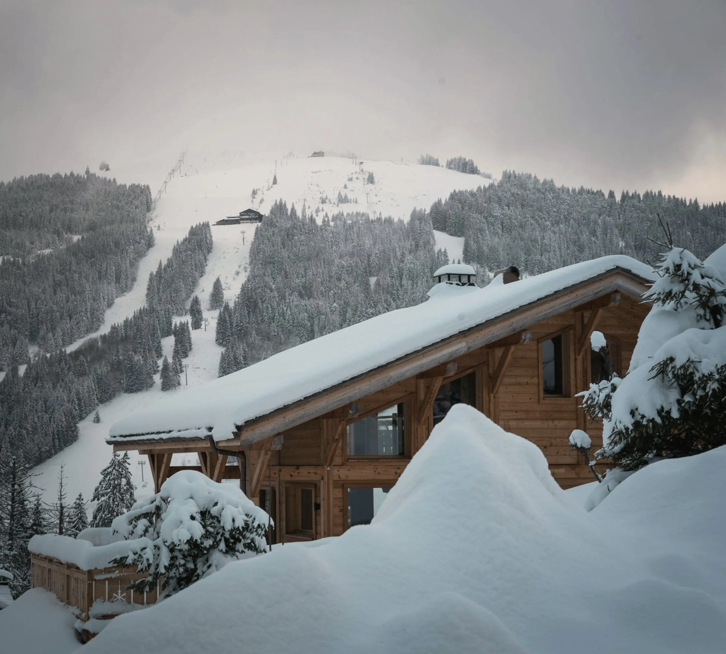 Chalet enneigé au-dessus du col de la Croix Fry