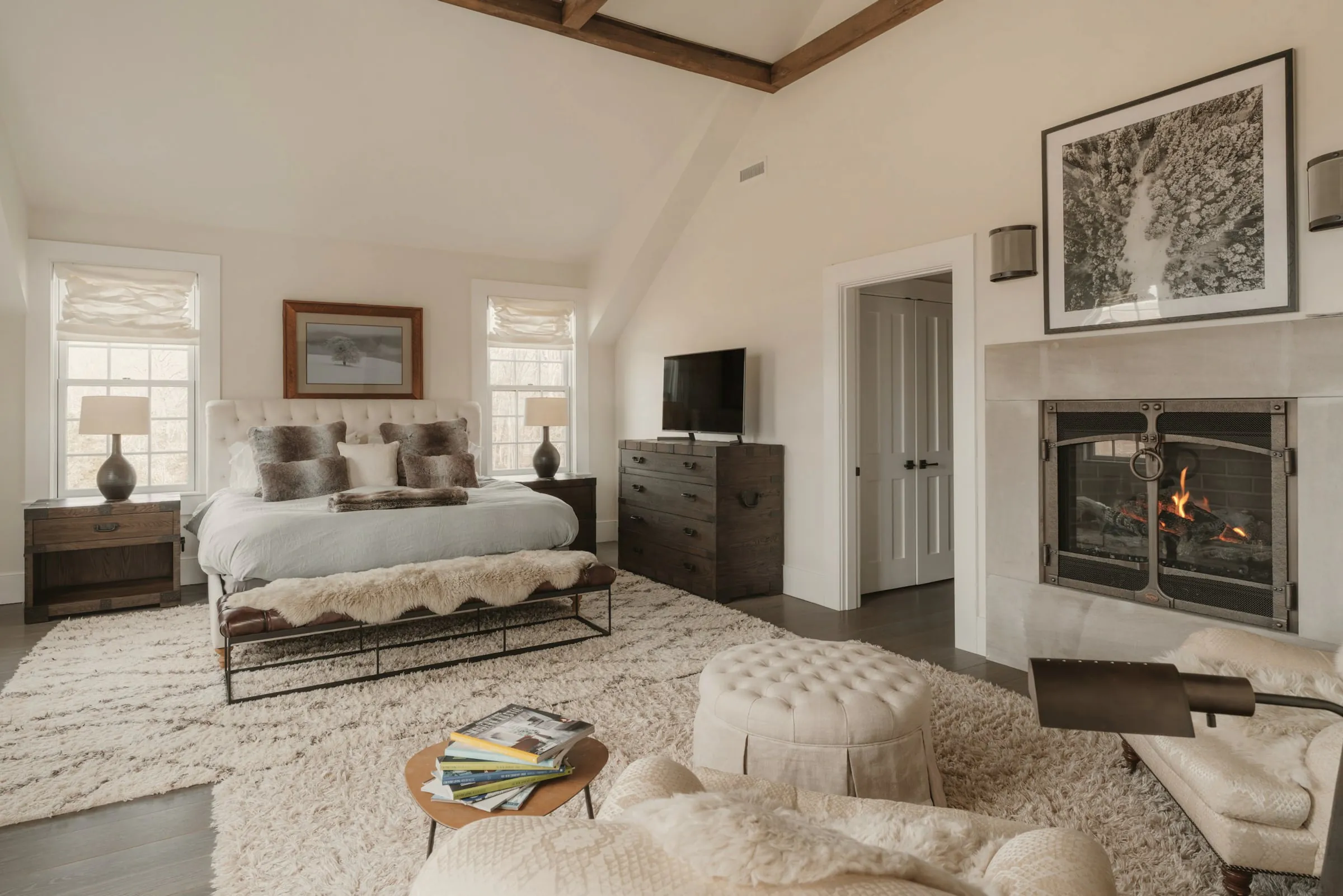 Chambre avec cheminée et tapis de laine