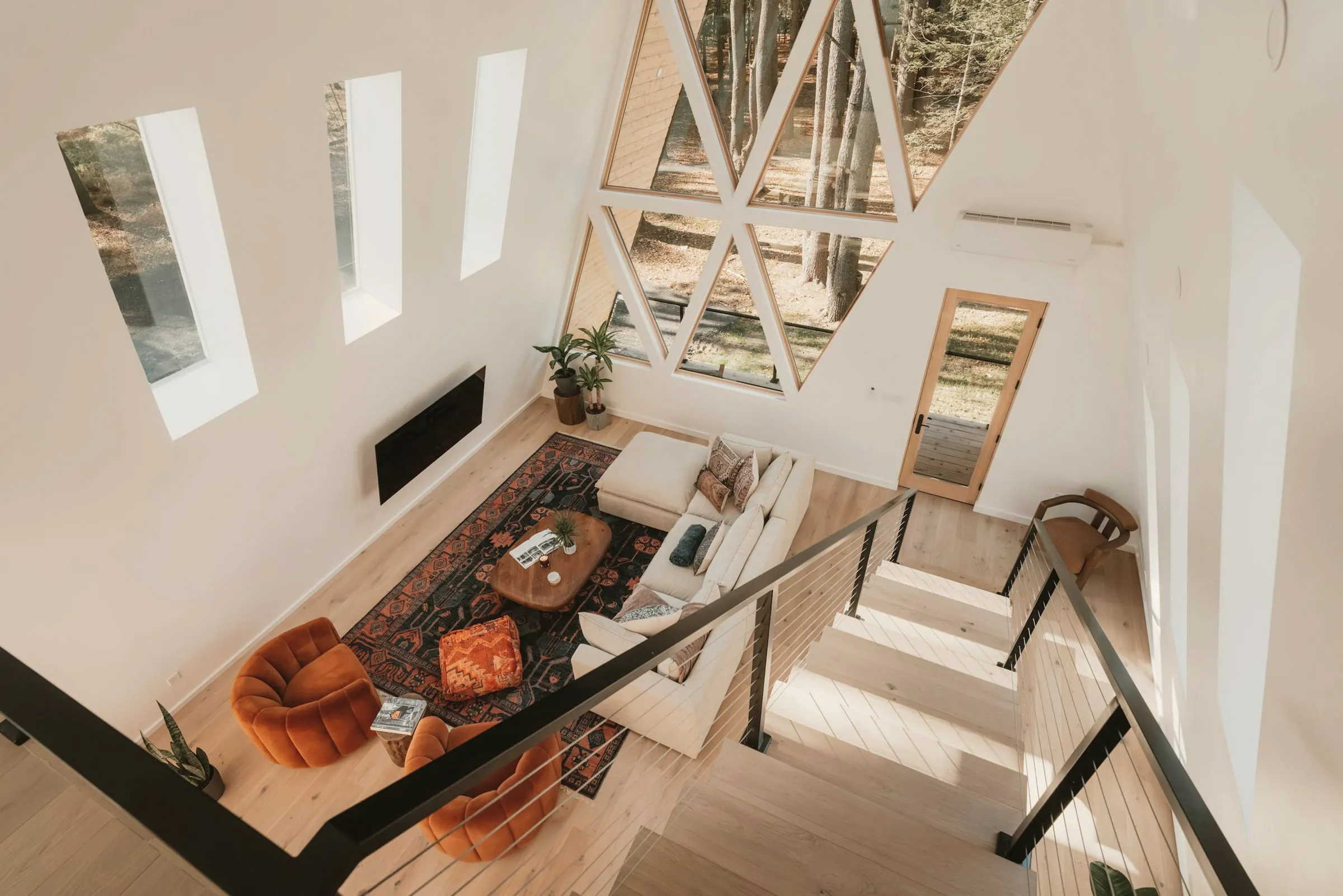 Escalier et mezzanine sous la charpente