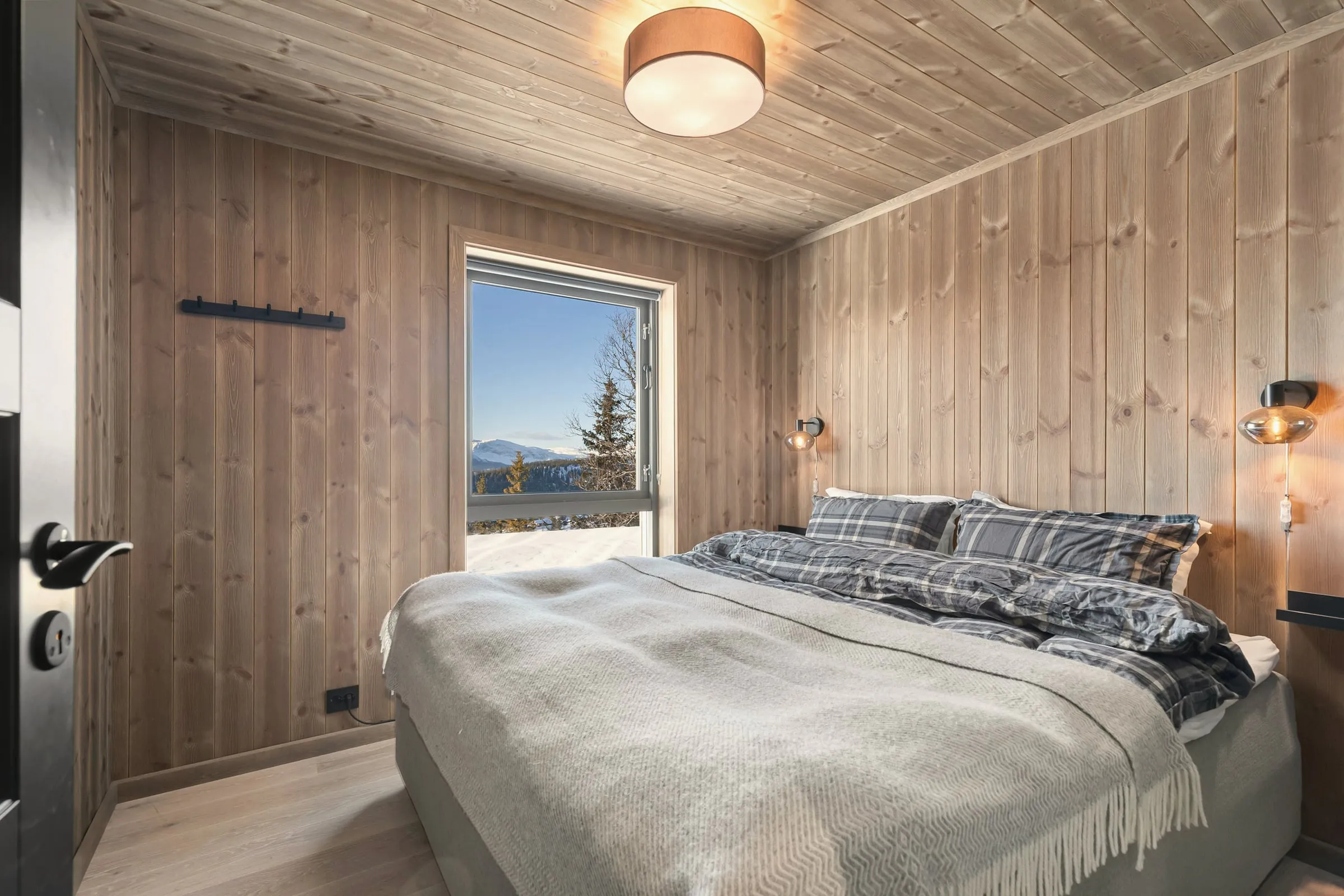 Chambre boisée avec vue sur les prés