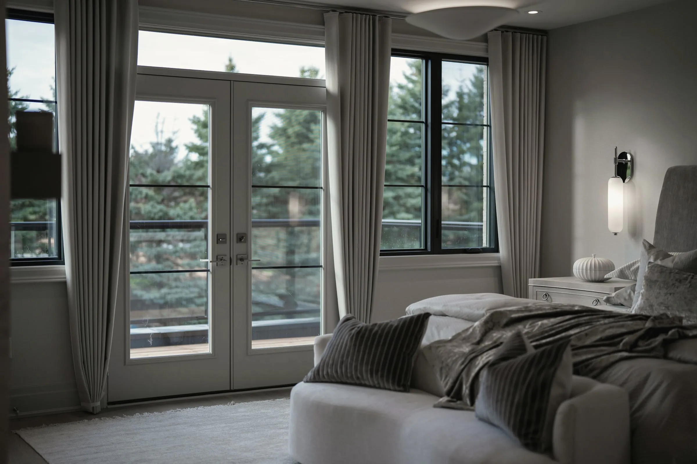 Chambre ouverte sur les sapins