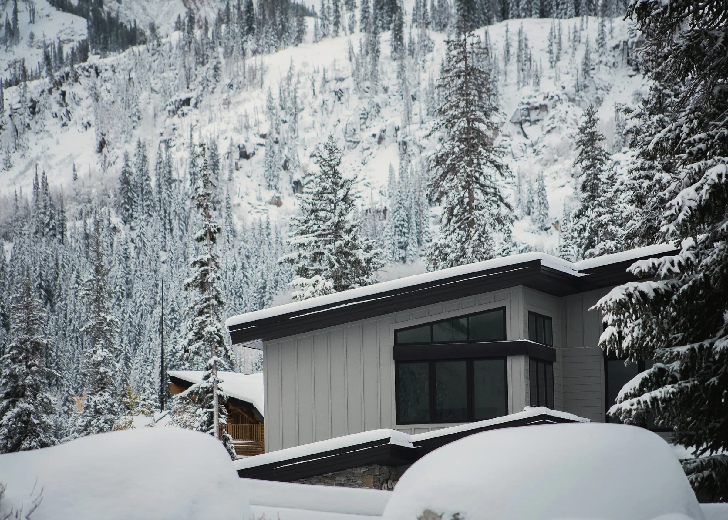 Façade contemporaine sous la neige
