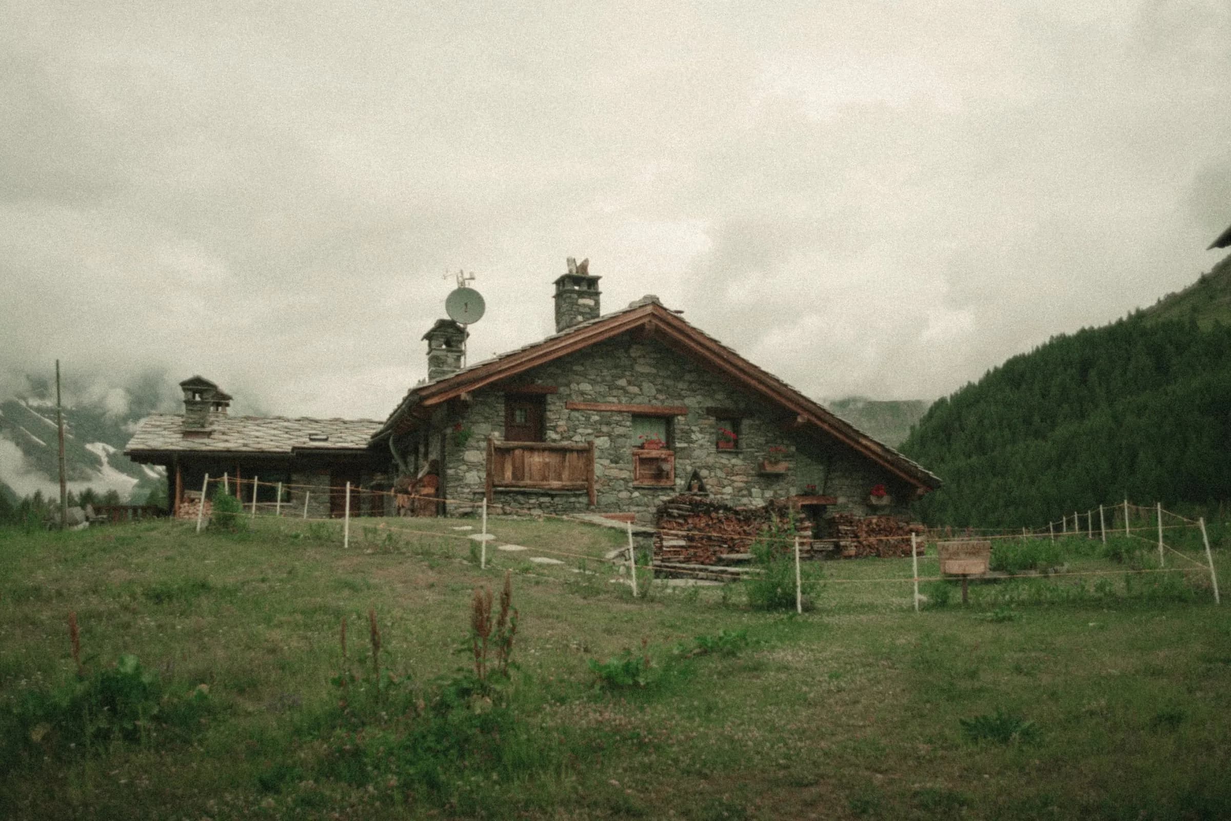 Maison dans son pré, sous un ciel voilé