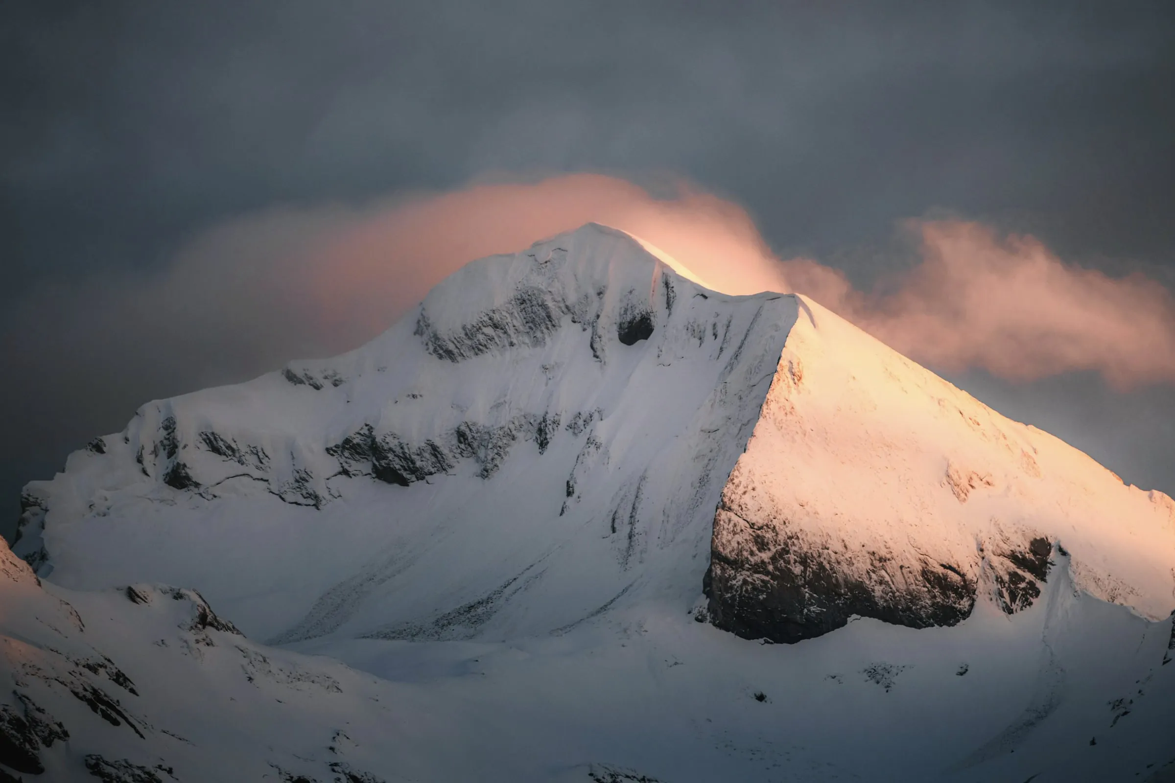 Sommet enneigé des Aravis dans la lumière de l'aube