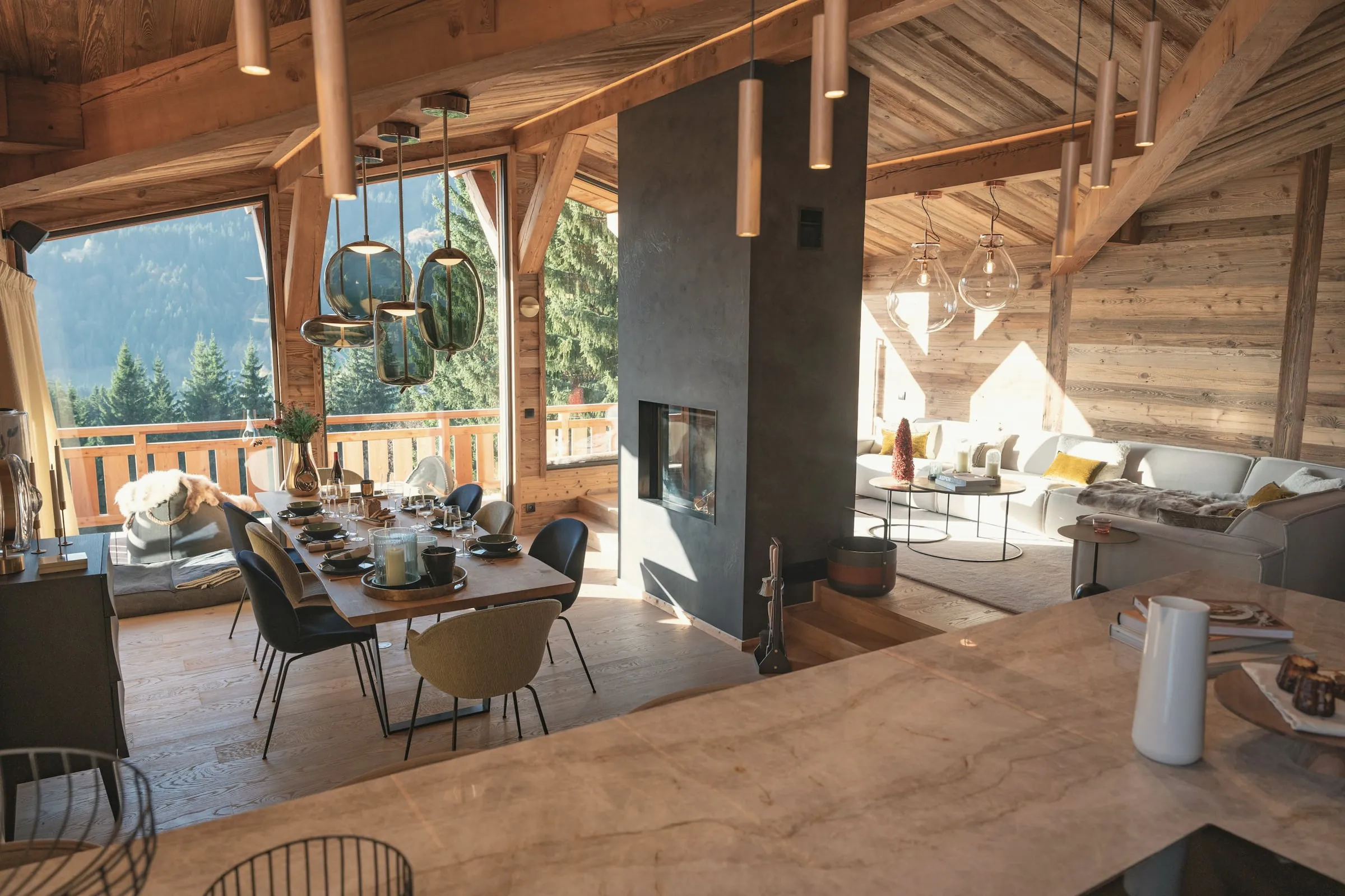 Séjour de chalet photographié en lumière naturelle