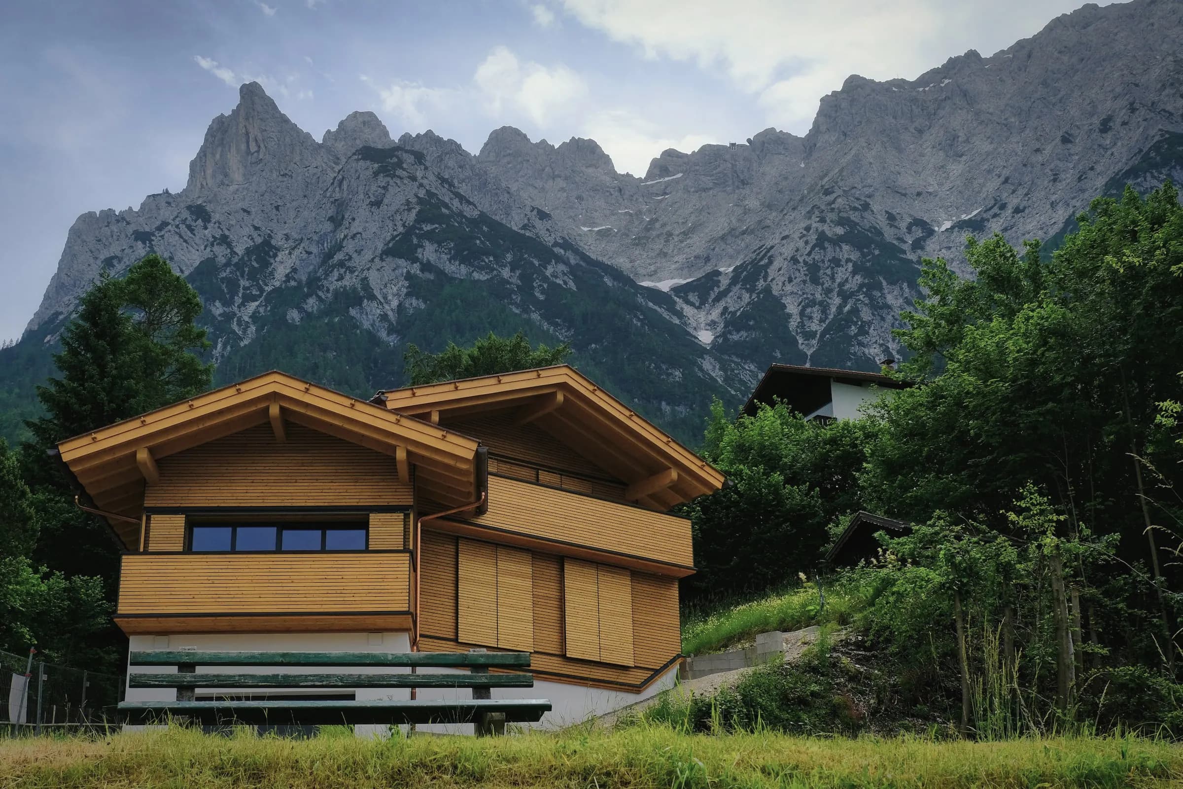 Maison en bois au pied des falaises